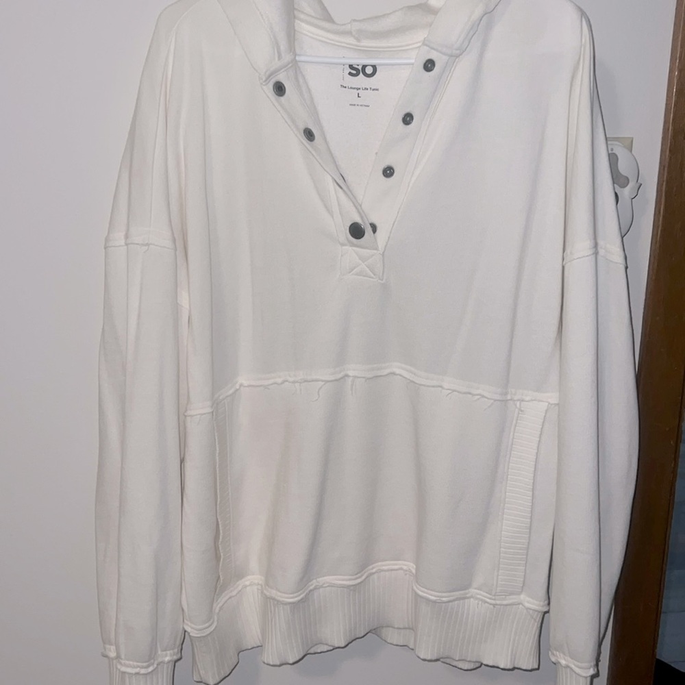 Off white Hoodie w/pockets!